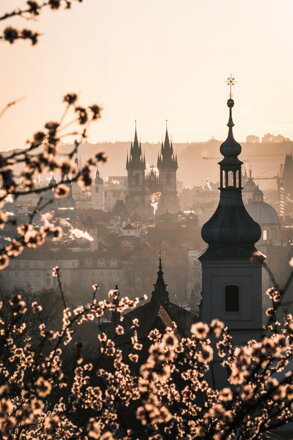 Jarní východ slunce nad Prahou