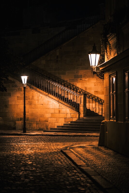 Noční schody u Karlova mostu